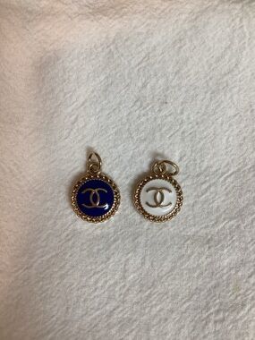 CHANEL Gold-Tone Double CC Round Enamel Charms in Navy & White